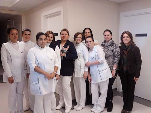 Parte da equipe do Setor 300 que recebeu o prêmio da Gerente de Enfermagem, Ana Maris Cansan e da Coordenadora de Qualidade, Márcia Rejane Tonela.