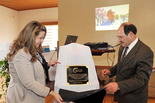 Descerramento da placa de inauguração pela Diretora Executiva dos Serviços de Saúde Cleciane Simsen e pelo prefeito de Caxias, José Ivo Sartori