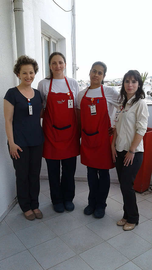 Braços Amigos da higienização, juntamente com a coordenadora do setor e a psicóloga da instituição.