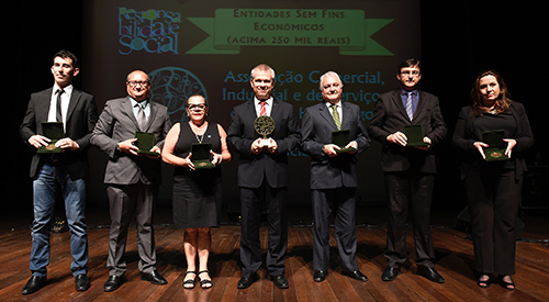 Premiados recebem medalha.