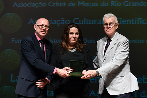 Diretora da ACCVR, Cleciane Doncatto Simsen, recebe a medalha na Assembleia Legislativa Gaúcha