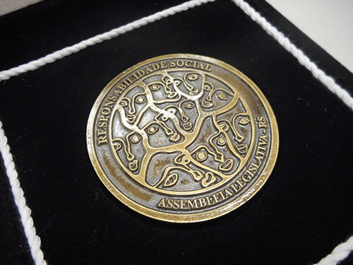 Medalha e Certificado foram entregues pela Assembleia Legislativa Gaúcha.